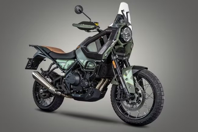 <div class='descrGalleryTitle'>Brixton Storr </div><div class='descrGalleryText'><p>Sono già un paio d’anni che si vede a EICMA, ma il 2025 dovrebbe essere la volta buona che vedremo la <b><a href="https://www.dueruote.it/news/moto-scooter/2024/11/11/brixton-crossfire-500-storr-novita-eicma-2024.html">Brixton Storr</a></b> arrivare sul mercato. Lei è particolare per l’estetica, che con il <b>faro tondo</b> richiama in piccolo la Husqvarna Norden, ma a livello meccanico non presenta novità rilevanti. La potenza è sempre da <b>codice per patente A2</b>, da un bicilindrico da 486 cc, il telaio è in acciaio, le sospensioni sono Kayaba con 150 mm di corsa per la forcella e 130 per la ruota posteriore, le ruote sono da 19 e 17” a raggi e il peso dovrebbe essere di 209 kg in ordine di marcia. La sua arma potrebbe essere, come anticipato, l’aspetto, con una sovrastruttura anteriore dalle <b>forme inedite e particolari.</b> Non ancora comunicato il prezzo.</p>
</div>